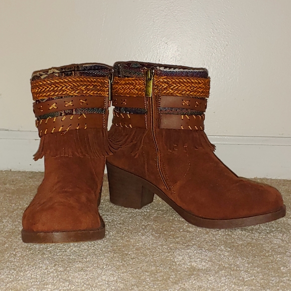 Ankle Boots with Fringe and Cowgirl Vibes - Picture 4 of 4